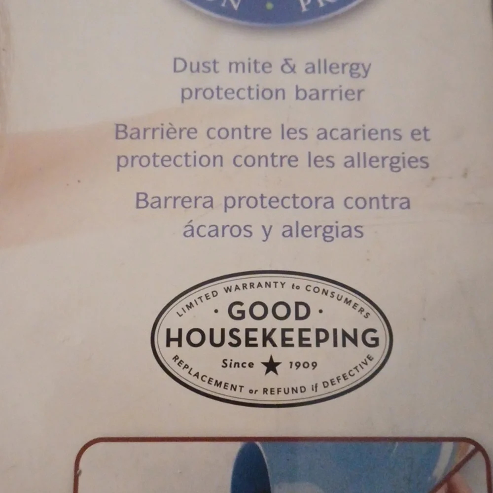 Brand New Premium Mattress Protector Fitted For Full/ Double Mattress.